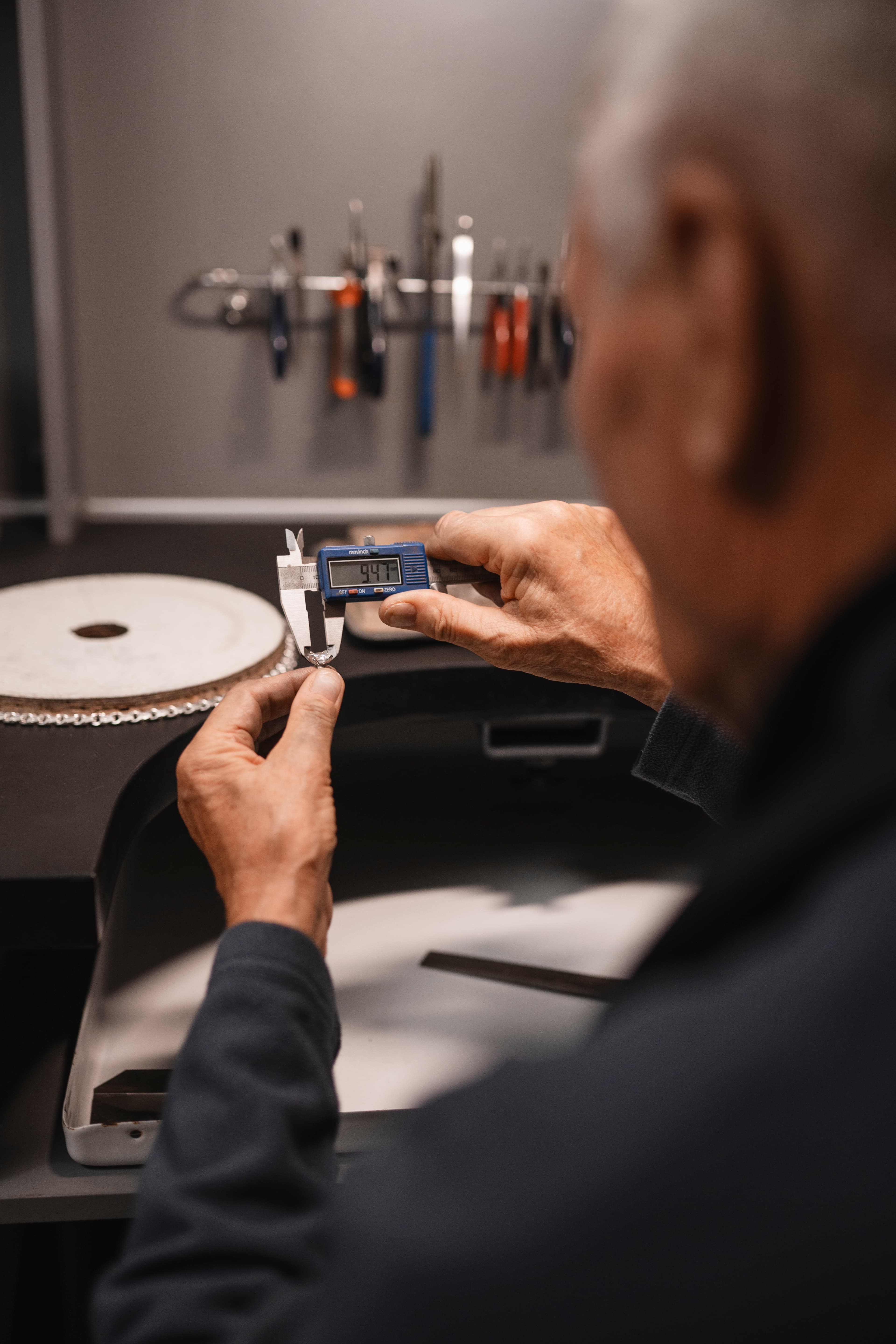 Técnico realizando medición en planta industrial